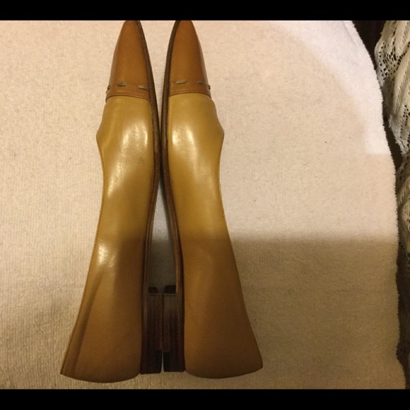 Manolo Blahnik Tan and Brown Flats - Picture 4 of 7